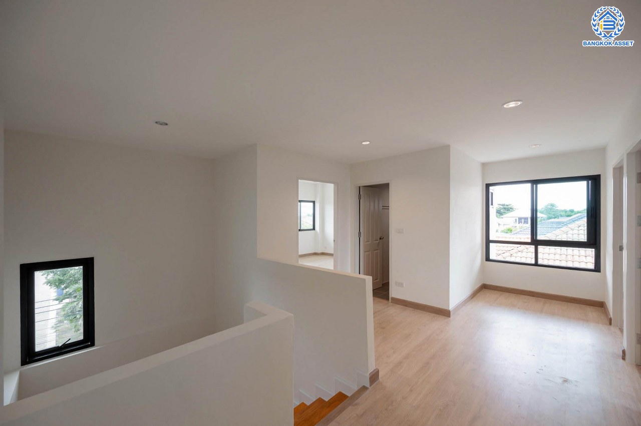 บ้านมือสองตกแต่งใหม่ โครงการ มณธานี บางแค บ้านเดี่ยว 3 ชั้น ดีไซน์หรูหรา เนื้อที่กว้าง 56.40 ตร.ว. พื้นที่ใช้สอย 240 ตร.ม. ฟังก์ชัน 5 ห้องนอน 4 ห้องน้ำ 2 ที่จอดรถ ฟังก์ชันครบตอบทุกไลฟ์สไตล์ บนทำเลศักยภาพ เชื่อมต่อถนนกาญจนาภิเษก ใกล้เดอะมอลล์บางแค ใกล้รถไฟฟ้าสายสีน้ำเงิน "สถานีหลักสอง" และจุดขึ้นทางด่วน "กาญจนาภิเษก"